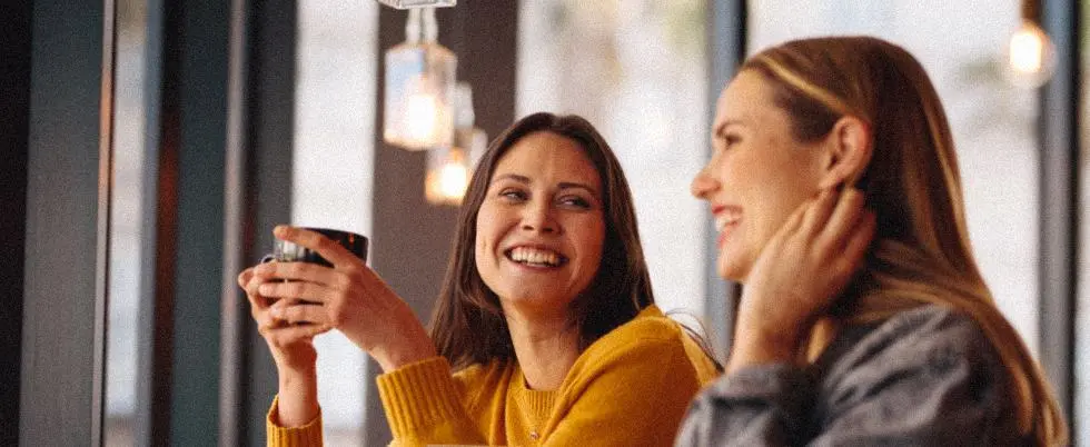 Duas amigas conversando em um café